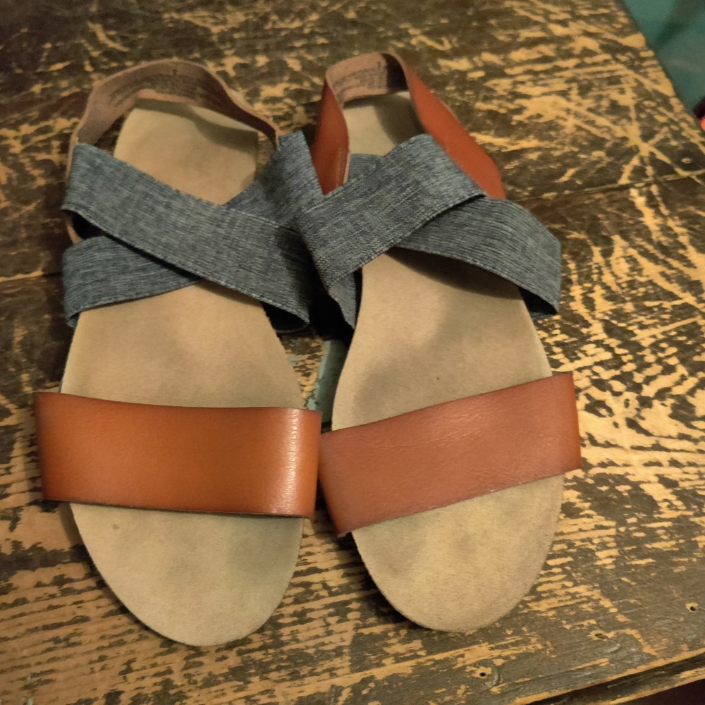 Universal Thread Sandals